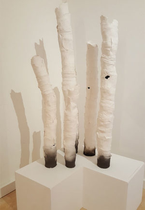 „Schachtelhalme“: fünf Objekte aus Paperclay und weißer Porzellanengobe von Elfriede Christine Neubauer