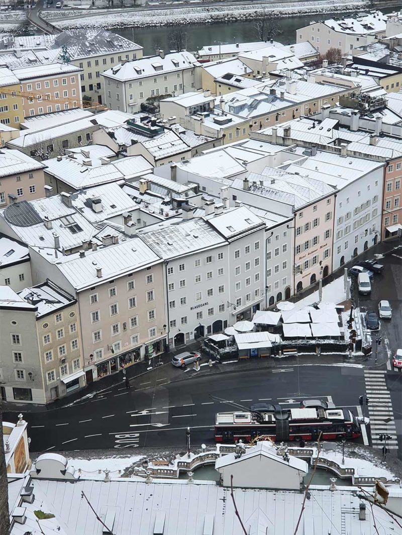 Salzburg im Winter - schneebedeckte Salzburger Dächer